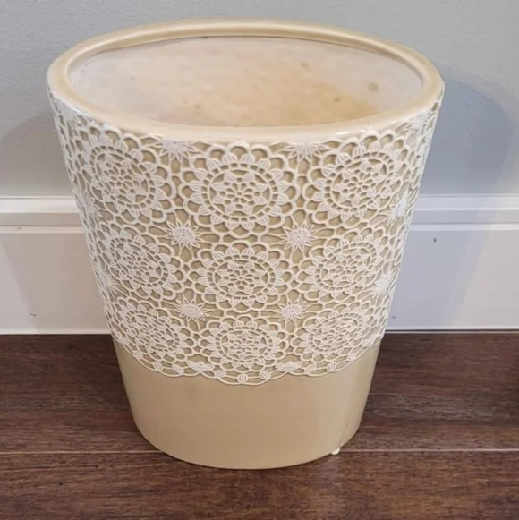 Elegant Tan and White Lace Design Vase - Picture 2 of 8